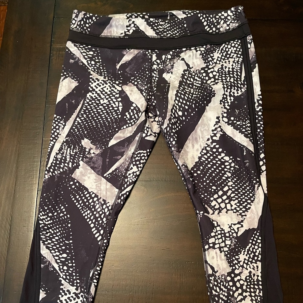 Black and white lululemon leggings